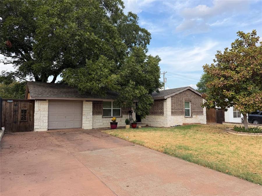 Property photo for 1819 Finley Road, Irving, TX