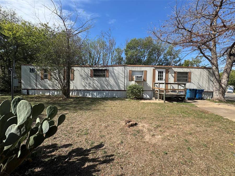 Property photo for 106 Saddle Horn Drive, Hewitt, TX