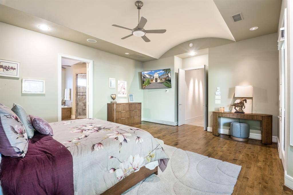 Barrel-vaulted ceiling, wood-finish flooring, recessed lighting, and ceiling fan with integrated light fixture