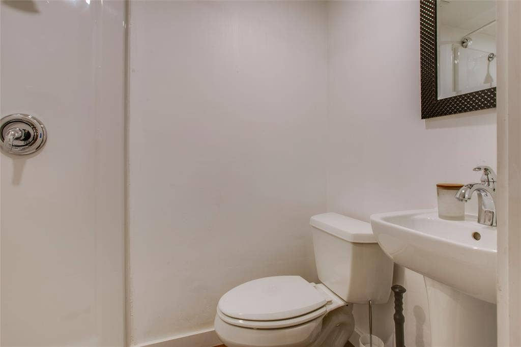 635 N Montclair Avenue, Dallas, TX 75208 Studio bath