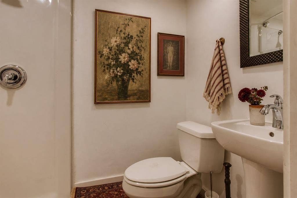635 N Montclair Avenue, Dallas, TX 75208 AI Generated image of studio bath