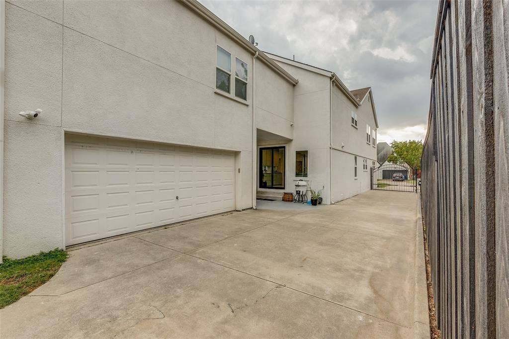 6331 Lakeshore Drive, Dallas, TX 75214