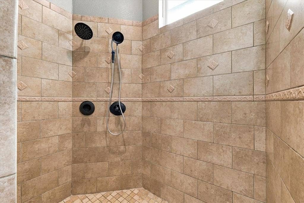 6040 Chapman Ridge Drive, Midlothian, TX 76065 Shower