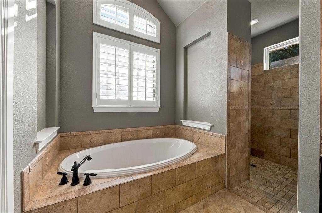 6040 Chapman Ridge Drive, Midlothian, TX 76065 Tub
