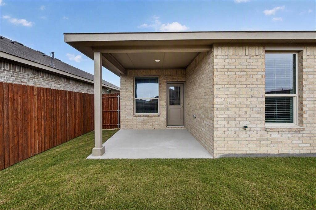 1409 CANTERBURY Trail, DeSoto, TX 75115