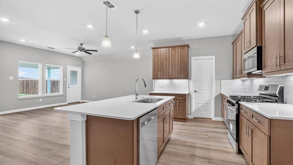 440 LIVINGSTON Drive, DeSoto, TX 75115 440 LIVINGSTON Drive, DeSoto, TX 75115