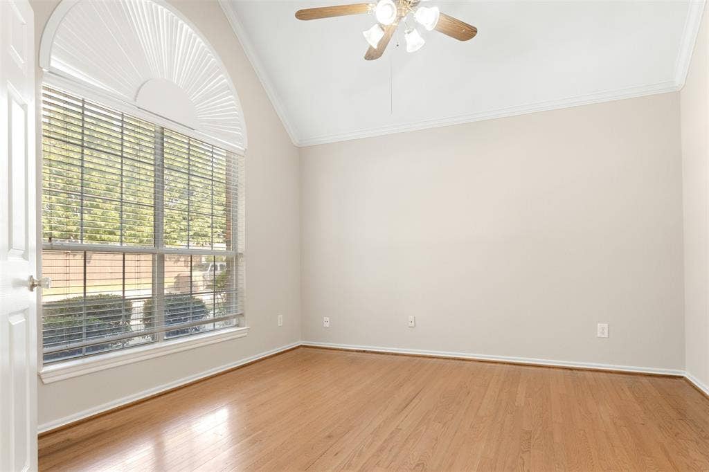 2803 Pheasant Run Drive, McKinney, TX 75072 Vaulted ceiling, wood-finish flooring, and an arched transom window featuring horizontal blinds and an attached ceiling fan
