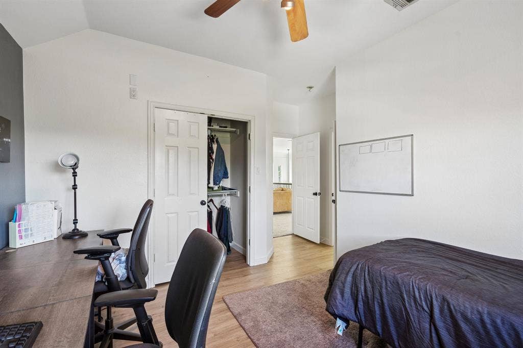 Upstairs Bedroom 2 w/Jack and Jill Bathroom
