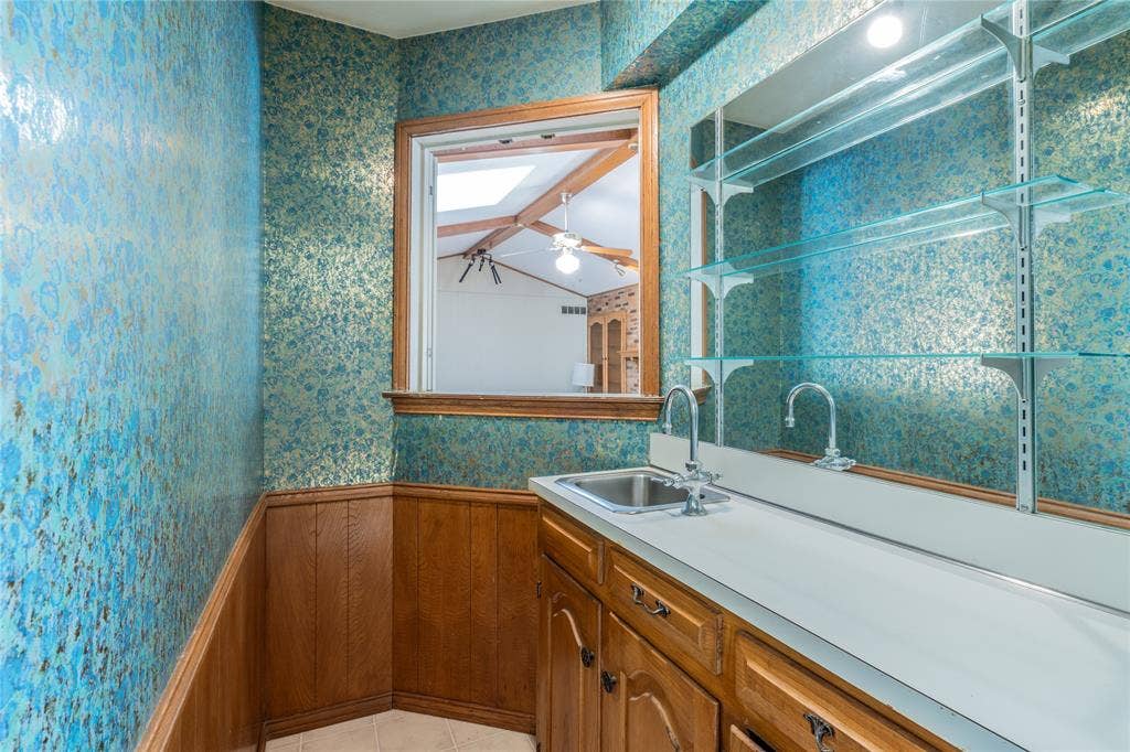 7008 Leameadow Drive, Dallas, TX 75248 Wet Bar