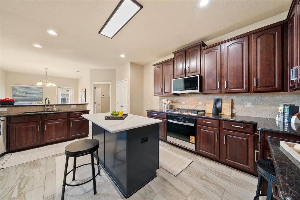 904 Amherst Drive, DeSoto, TX 75115 904 Amherst Drive, DeSoto, TX 75115
