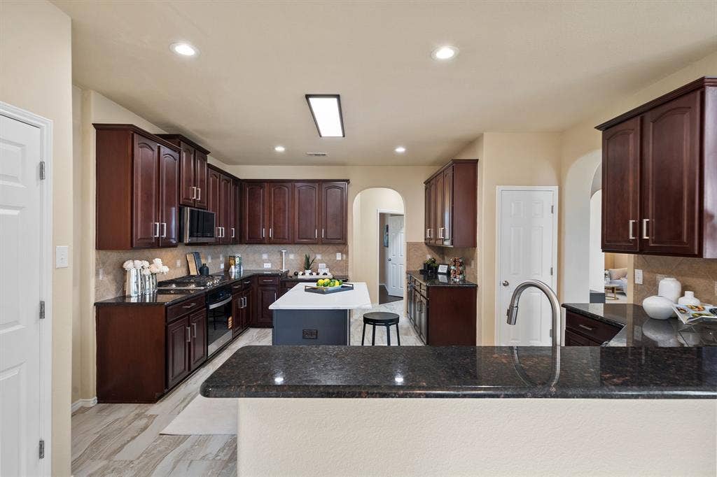 904 Amherst Drive, DeSoto, TX 75115 904 Amherst Drive, DeSoto, TX 75115