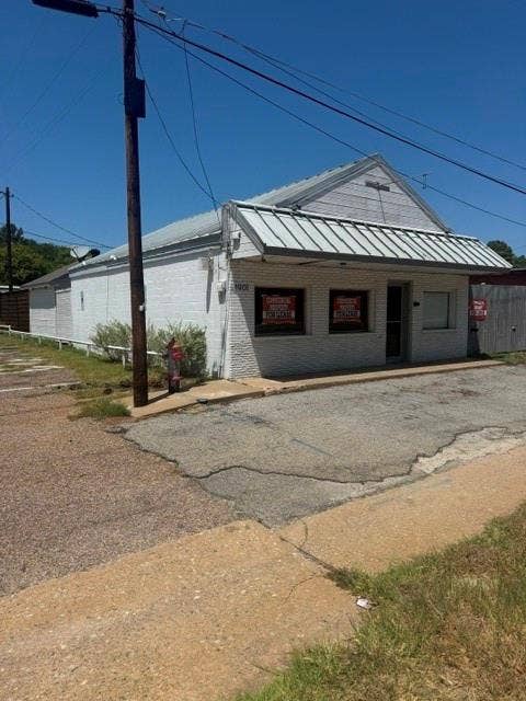 Property photo for 1901 S Armstrong Avenue, Denison, TX