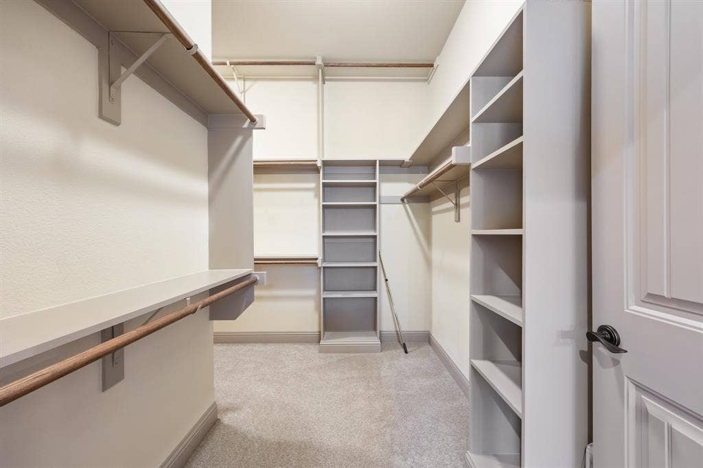 Amazing Closet with Built-in Storage System