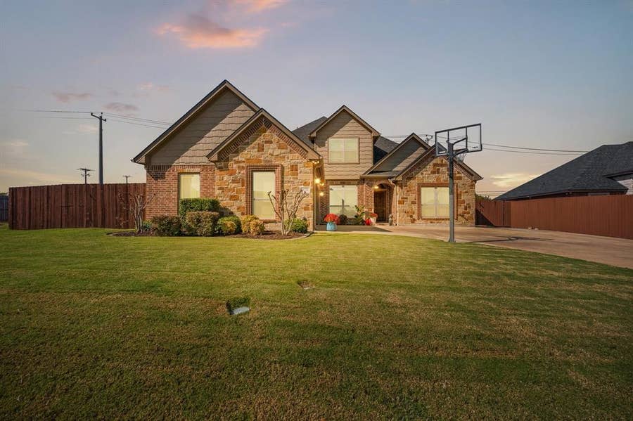 Property photo for 1628 Hawthorne Street, Cleburne, TX
