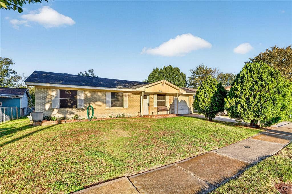 707 Edgeglen Drive, Dallas, TX 75217