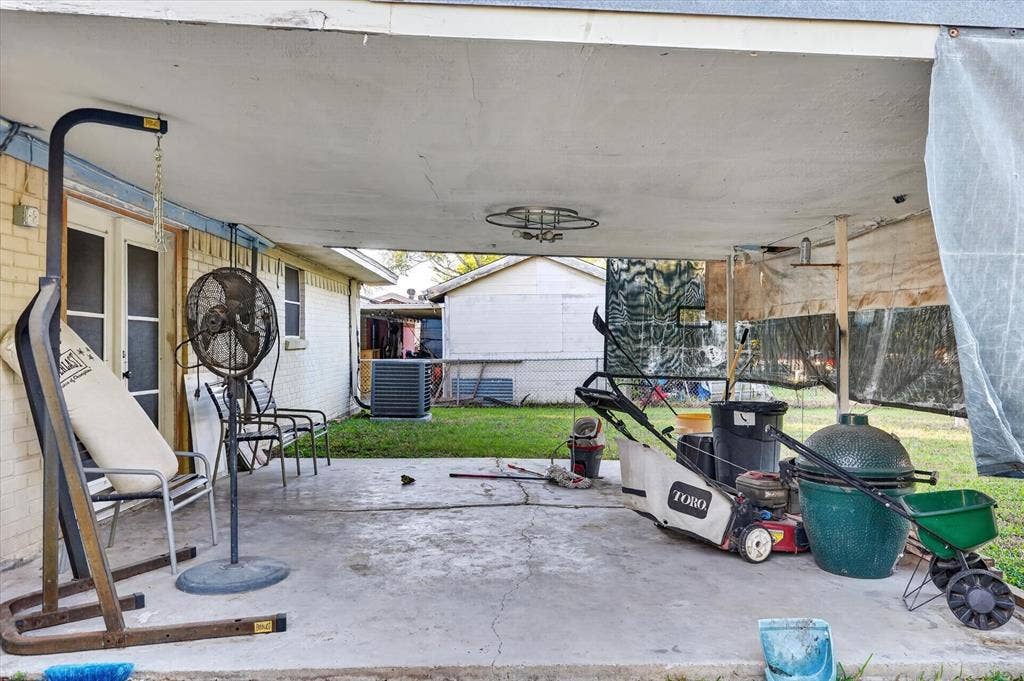 707 Edgeglen Drive, Dallas, TX 75217