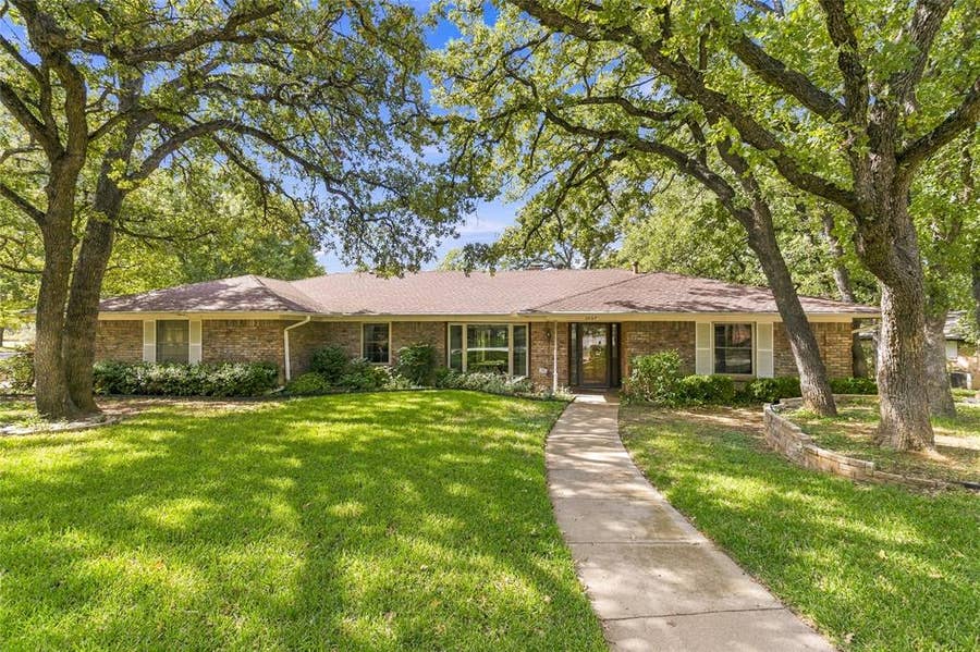 Property photo for 1007 Tanglewood Lane, Arlington, TX