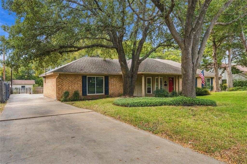 218 White Hall Road, Woodway, TX 76712