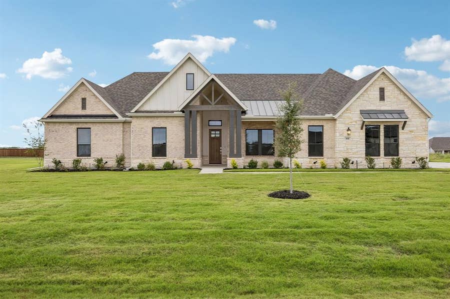 Property photo for 108 Swan Lake Drive, Waxahachie, TX