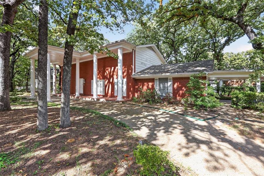 Property photo for 2456 Lakeview Circle, Arlington, TX