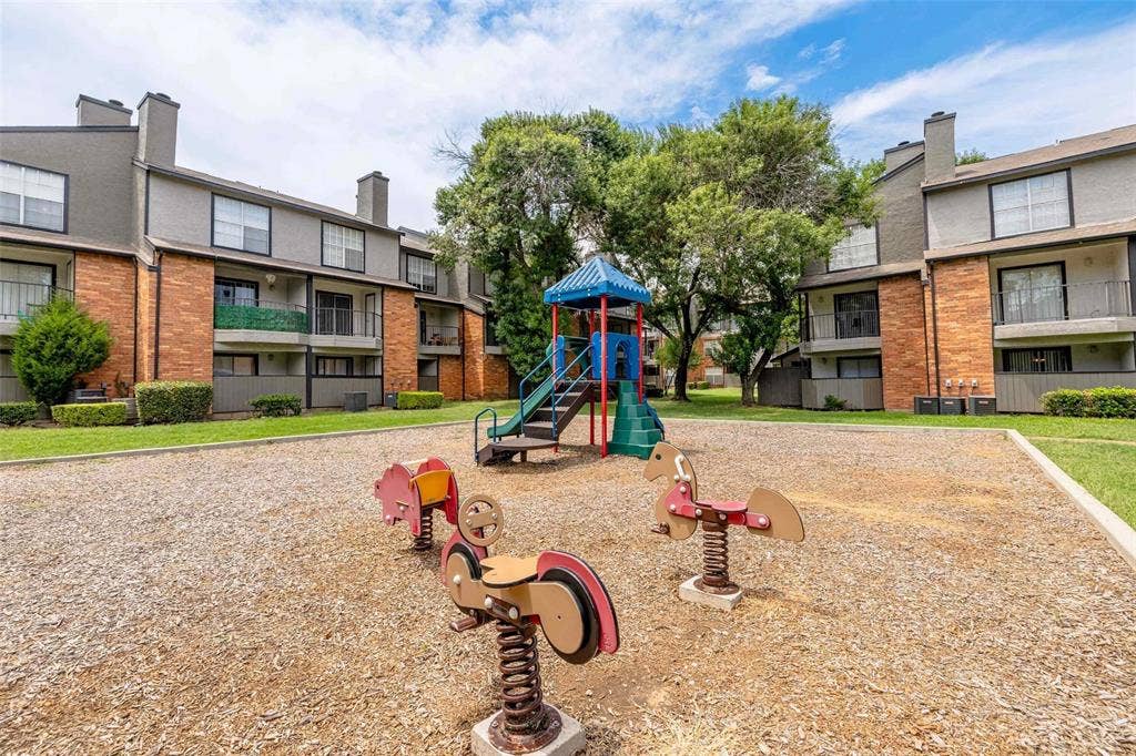 3 Gannon Lane, #0211, Dallas, TX 75237 $99 to apply and 299 move in special