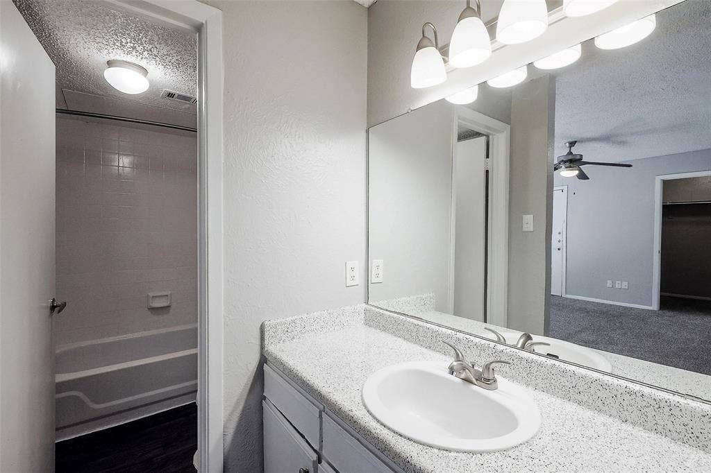 3 Gannon Lane, #0211, Dallas, TX 75237 $99 to apply and 299 move in special
