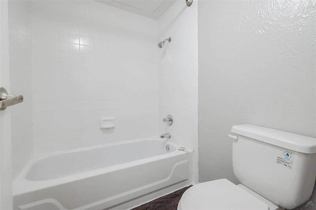 3 Gannon Lane, #0211, Dallas, TX 75237 $99 to apply and 299 move in special