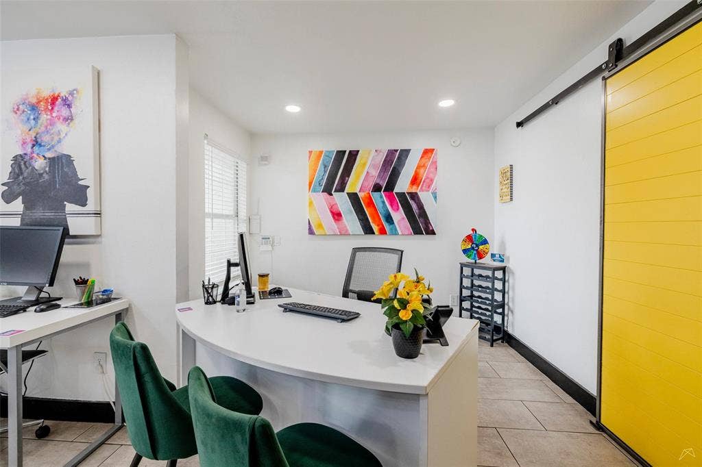 3 Gannon Lane, #0211, Dallas, TX 75237 $99 to apply and 299 move in special