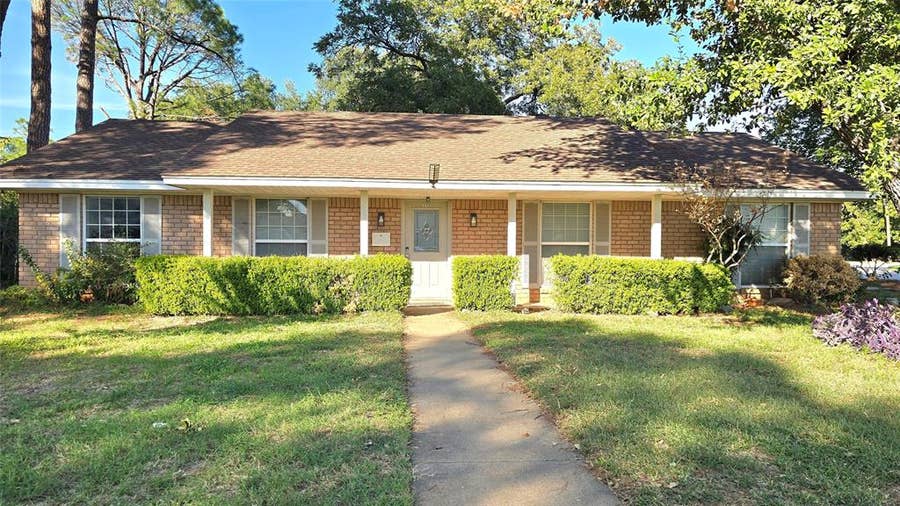 Property photo for 101 W Lilly Lane, Arlington, TX