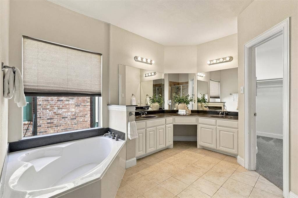 Primary BathroomLevel 1