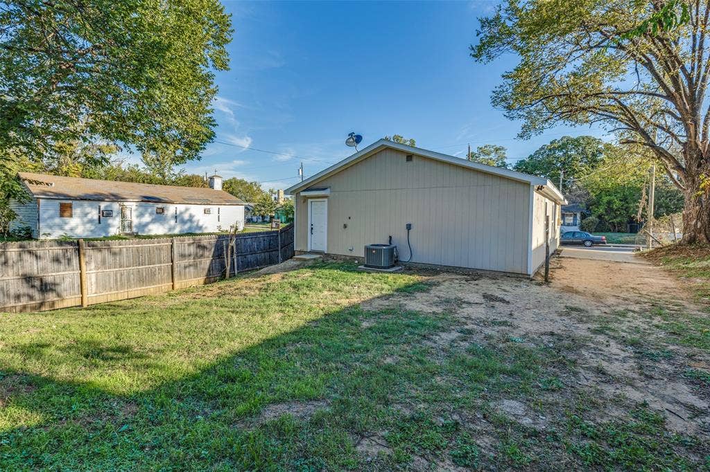 4603 Spring Garden Street, Dallas, TX 75215 Spacious backyard with driveway