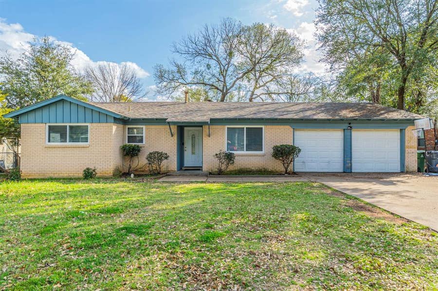 Property photo for 504 Lynda Lane, Arlington, TX