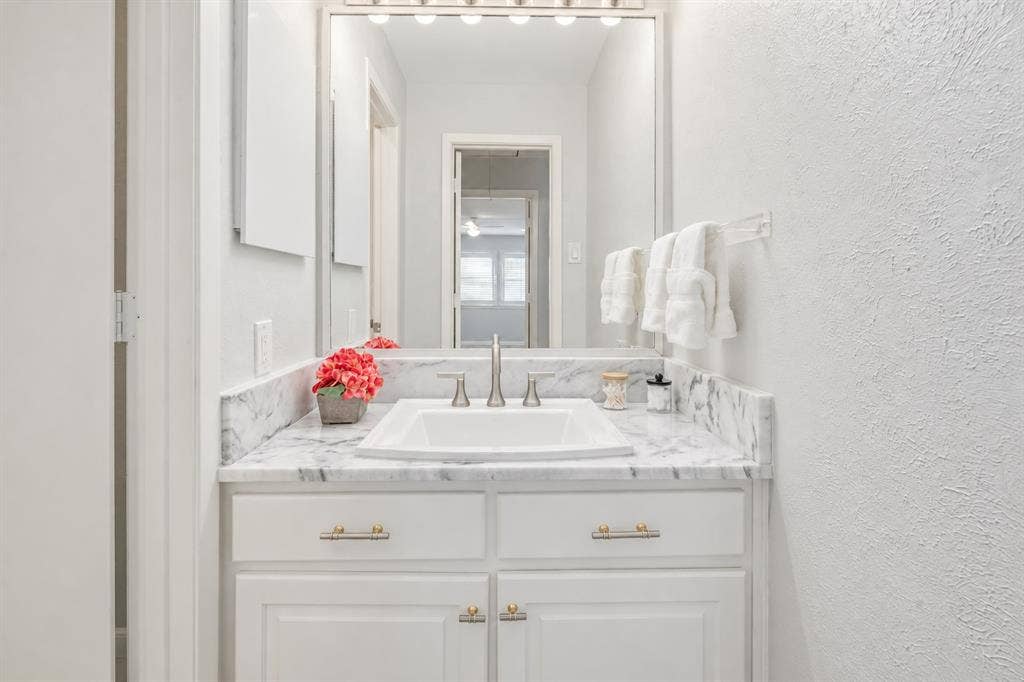 6840 E Northwest Highway, Dallas, TX 75231 6840 E Northwest Highway, Dallas, TX 75231