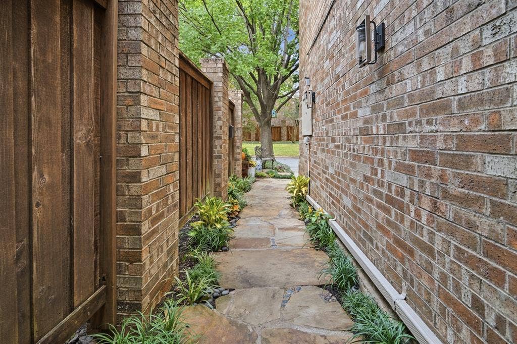 6840 E Northwest Highway, Dallas, TX 75231 6840 E Northwest Highway, Dallas, TX 75231