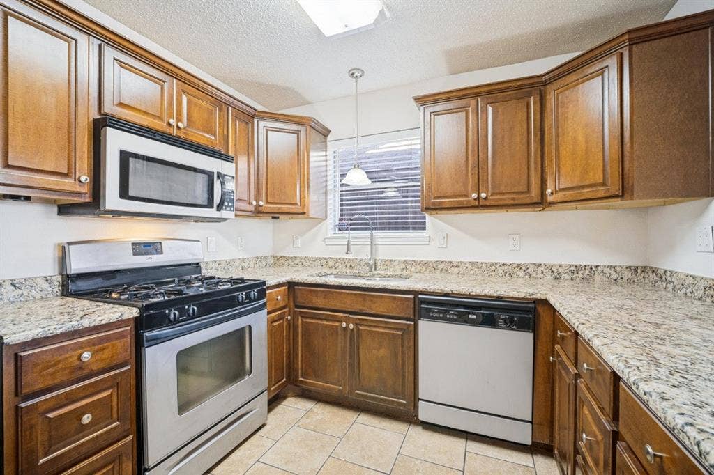 3115 Sara Drive, Rowlett, TX 75088 3115 Sara Drive, Rowlett, TX 75088