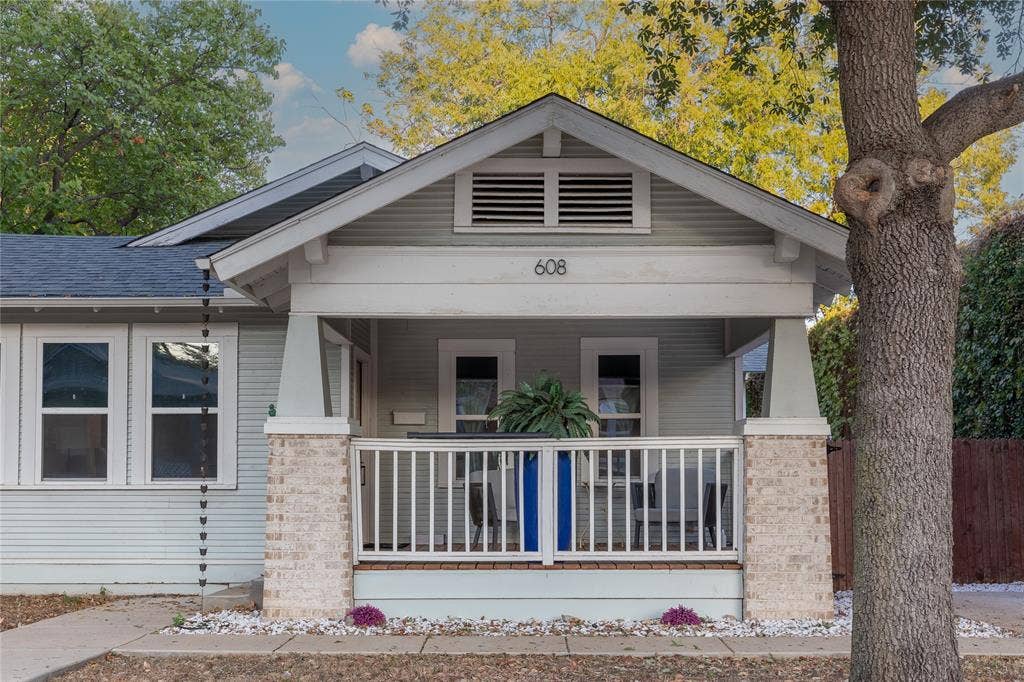 608 N Edgefield Avenue, Dallas, TX 75208 Classic front elevation with front wrap around porch