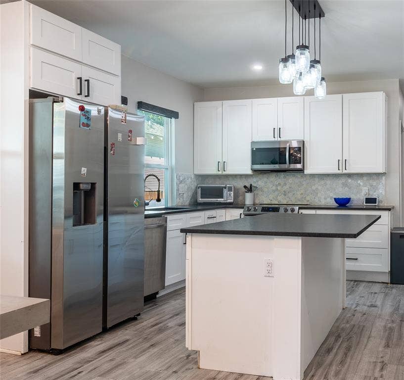 608 N Edgefield Avenue, Dallas, TX 75208 Updated center island kitchen
