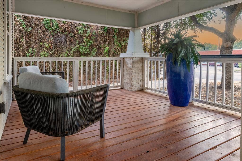 608 N Edgefield Avenue, Dallas, TX 75208 Inviting front porch is perfect for sitting and watching the world go by.