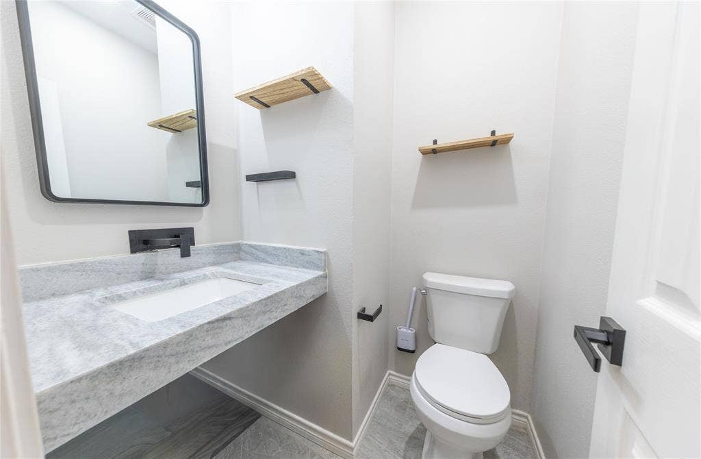 608 N Edgefield Avenue, Dallas, TX 75208 Half bath off of den next to a separate utility room.