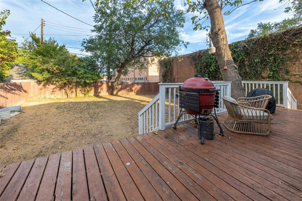 608 N Edgefield Avenue, Dallas, TX 75208 Back yard with privacy fence and deck