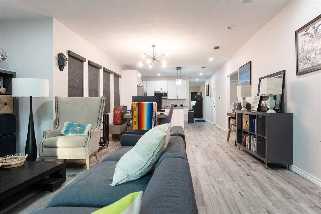 608 N Edgefield Avenue, Dallas, TX 75208 608 N Edgefield Avenue, Dallas, TX 75208