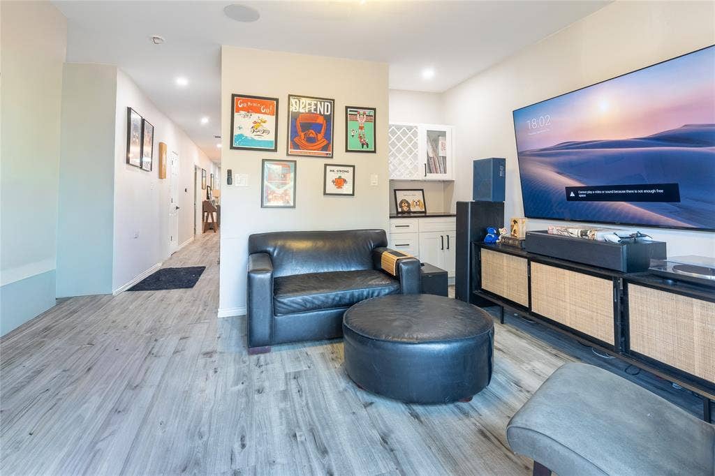 608 N Edgefield Avenue, Dallas, TX 75208 Large and private den opens out to a large deck and private backyard
