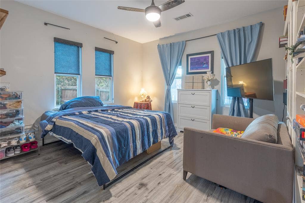 608 N Edgefield Avenue, Dallas, TX 75208 Spacious front bedroom looks out to front porch