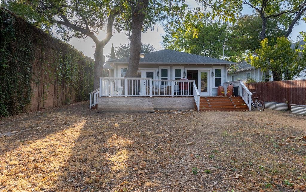 608 N Edgefield Avenue, Dallas, TX 75208 Spacious back yard with deck