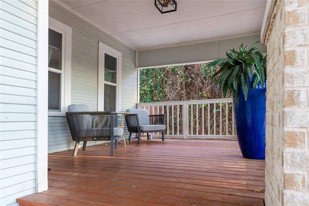 608 N Edgefield Avenue, Dallas, TX 75208 Inviting front wrap around porch