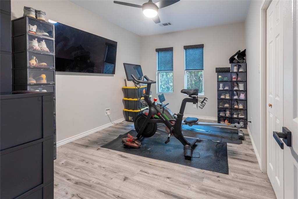 608 N Edgefield Avenue, Dallas, TX 75208 Third badroom shares a hall bath
