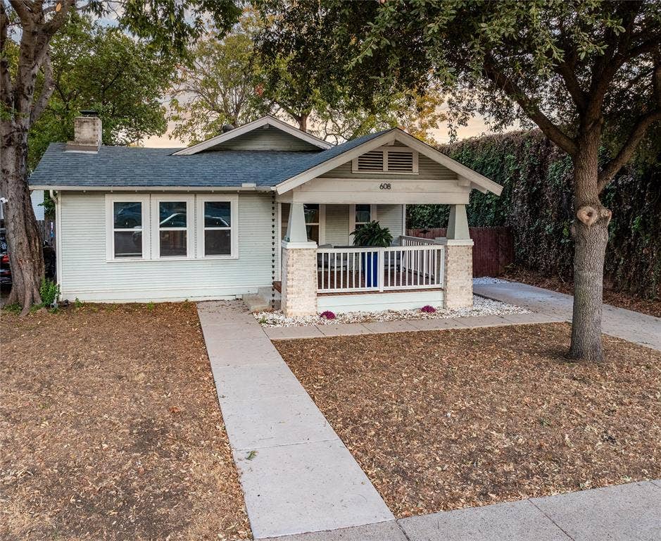 608 N Edgefield Avenue, Dallas, TX 75208 Located on a tree-lined avenue next to the shops and local restaurants on Davis Street