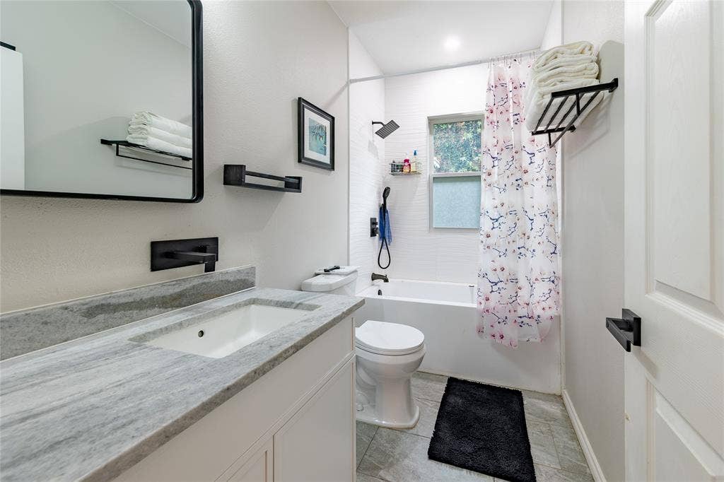 608 N Edgefield Avenue, Dallas, TX 75208 Updated hallway bathroom