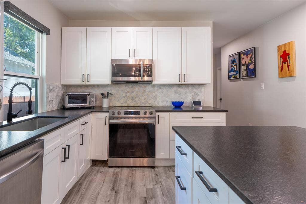 608 N Edgefield Avenue, Dallas, TX 75208 Center island kitchen