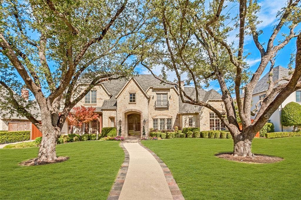 6467 Orchid Lane, Dallas, TX 75230 Enchanting drive-up to a beautifully manicured yard framed by majestic Oaks.